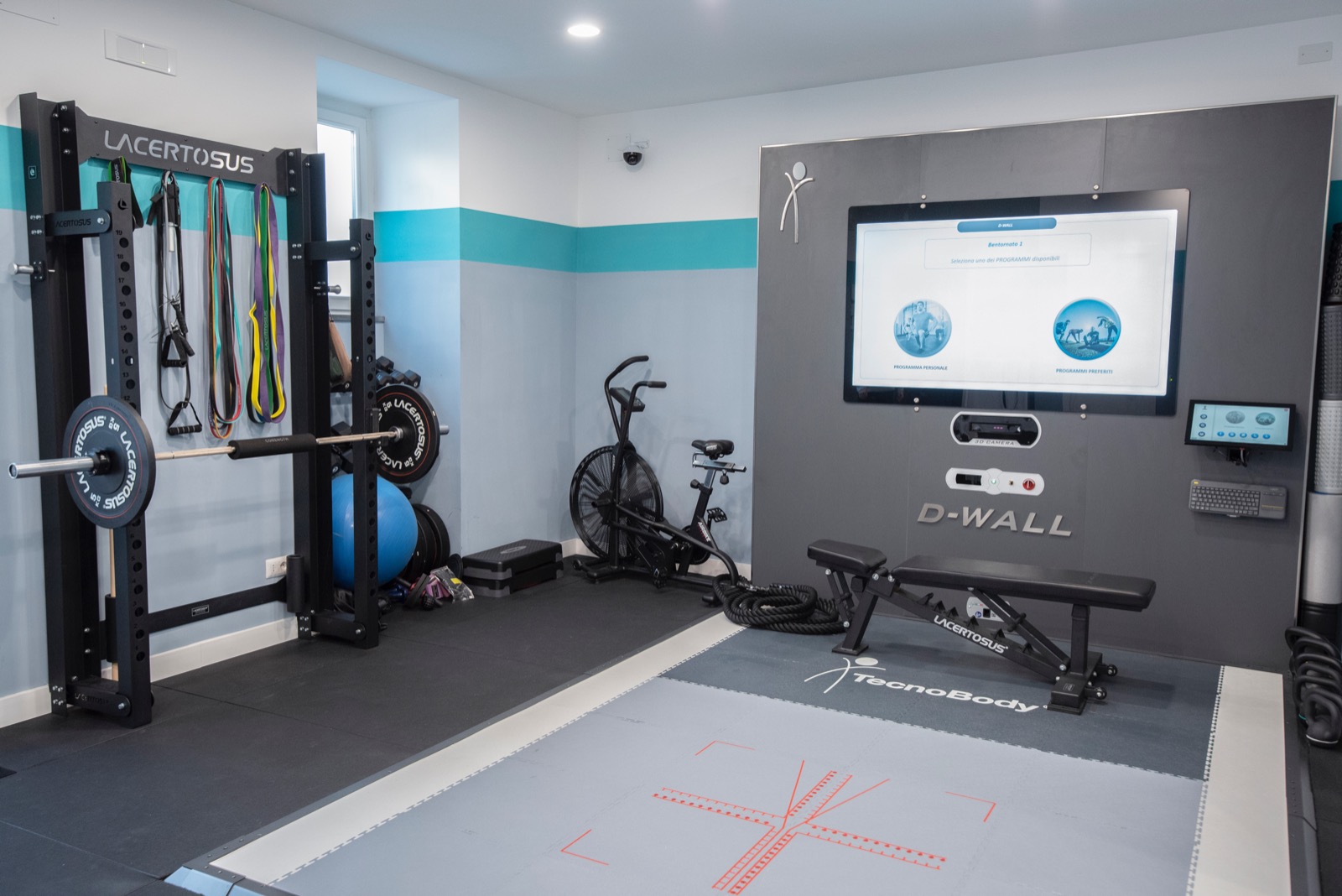 Sala attrezzi di Officina Fitness con il sistema TecnoBody D-Wall, rack e attrezzatura Lacertosus